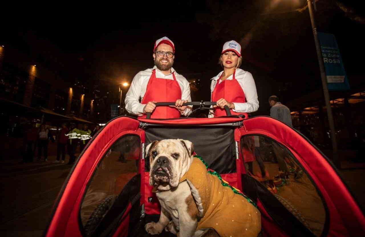 Algunos salieron con sus mascotas, y adaptaron sus atuendos con ideas originales. Foto: Diana Rey Melo