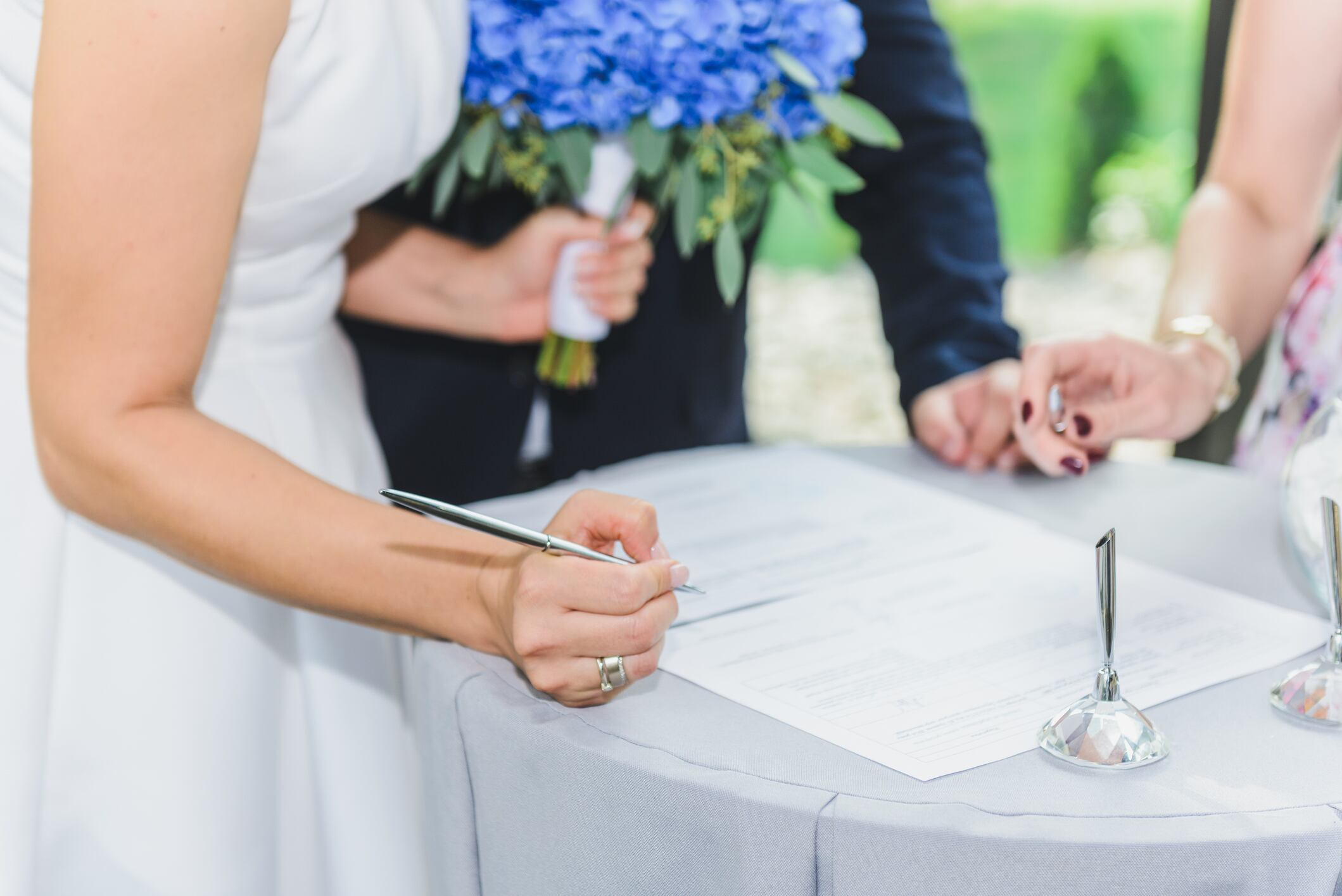 Conozca todos los trámites y gastos involucrados en el matrimonio civil, incluyendo los documentos que debe presentar y las tarifas que se deben pagar.