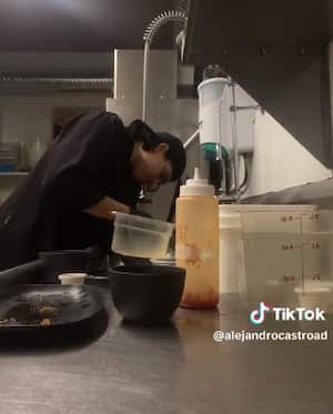 Alejandro Castro, colombiano que trabaja lavando platos en Canadá