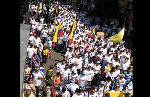 En la capital de Risaralda la gente marchó por las carreras séptima y octava pidiendo la liberación de los secuestrados. Pereira - Risaralda