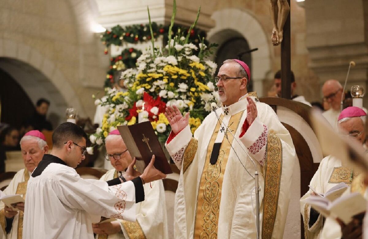 El patriarca de  Jerusalén Pierbattista Pizzaballa dirige una misa de medianoche de Navidad  en la iglesia de la Natividad, en Belén, Cisjordania.
