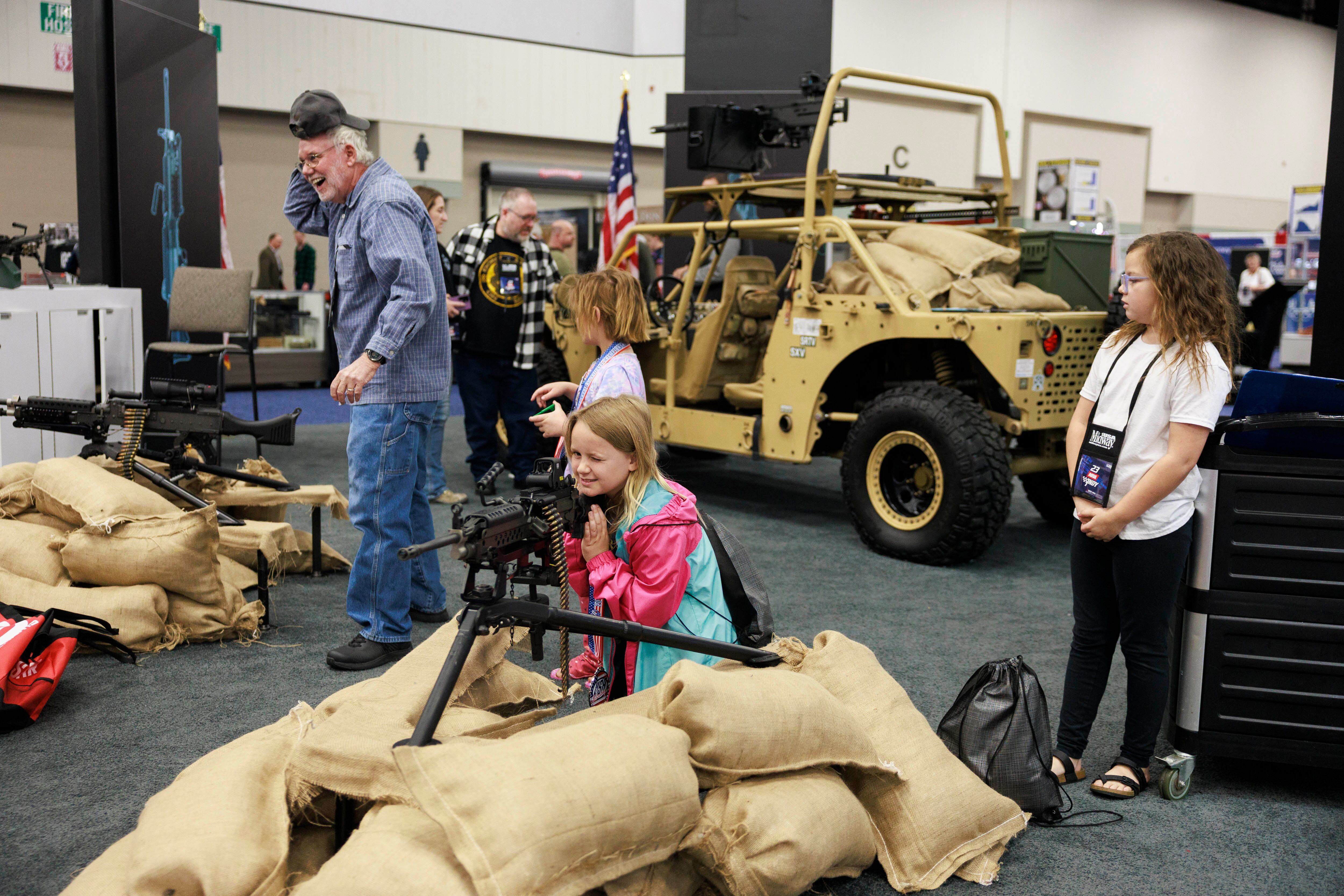 Estados Unidos no cuenta con medidas como un registro nacional de armas de fuego. En todos los estados del país es legal portar armas de fuego ocultas en público y en la mayoría de los estados es legal portar armas de fuego a la vista en público.