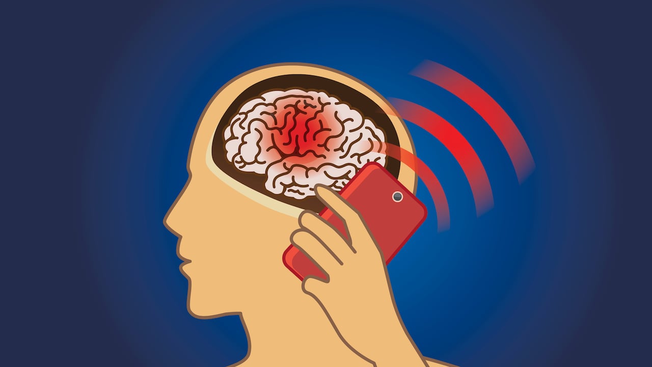 Investigadores buscan determinar el impacto de los celulares en el cerebro.