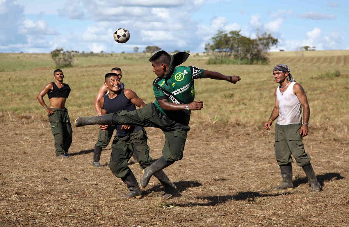 Síntomas del fin de la guerra. La celebración de la X Conferencia guerrillera en los Llanos del Yarí no sólo catapultó el interés de las FARC te concretar su tránsito a la vida civil, sino que también les sirvió para mostrar la otra cara de la guerrilla. Contrario a otras épocas, por esos días a los miembros del Bloque Sur y Bloque Oriental se les vio conviviendo junto a centenas de periodistas y académicos en sus campamentos. Foto: León Darío Peláez / Semana.