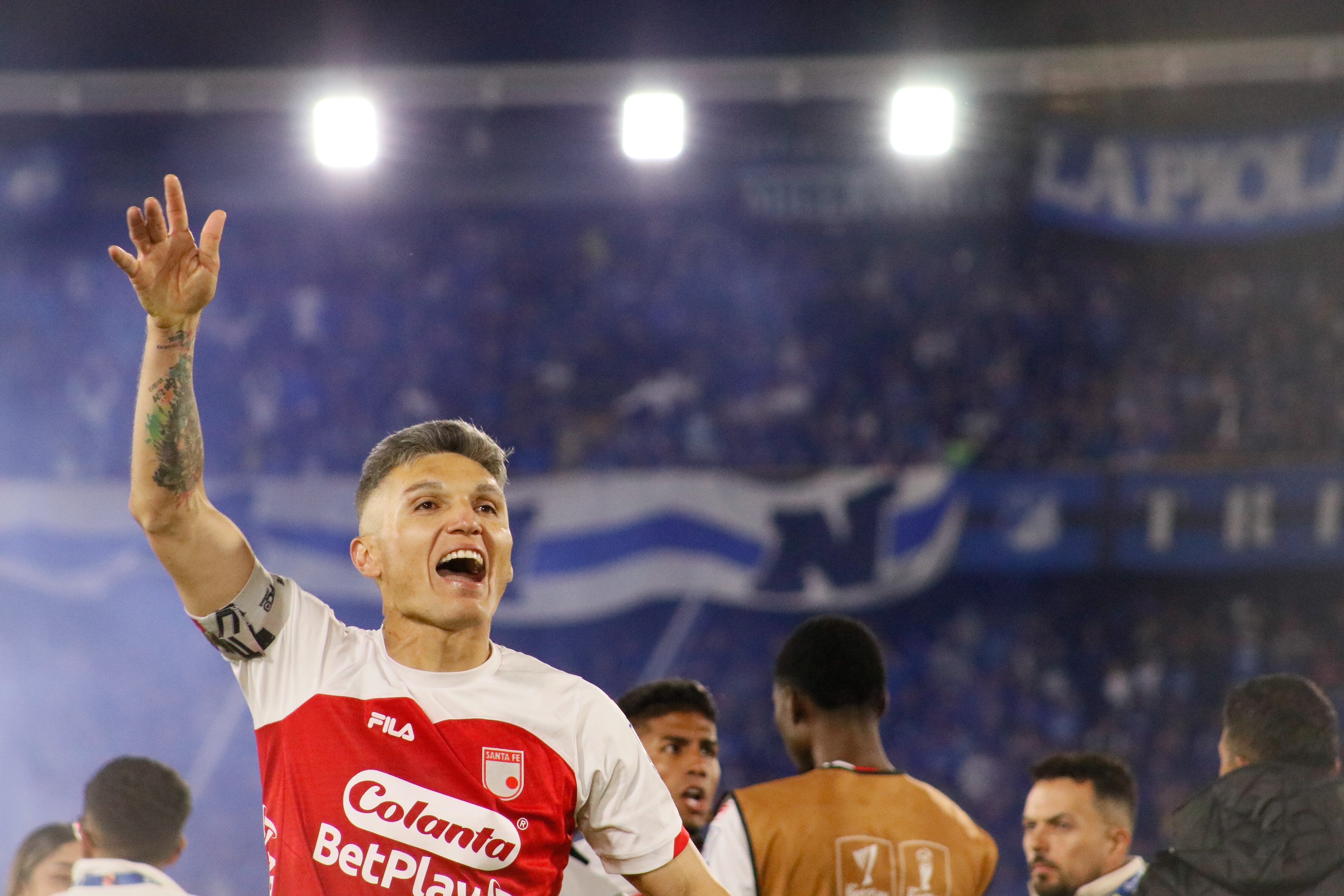 Daniel Torres celebrando el paso a la final, con Santa Fe, en Liga BetPlay 2025-l. Eliminaron a Millonarios.