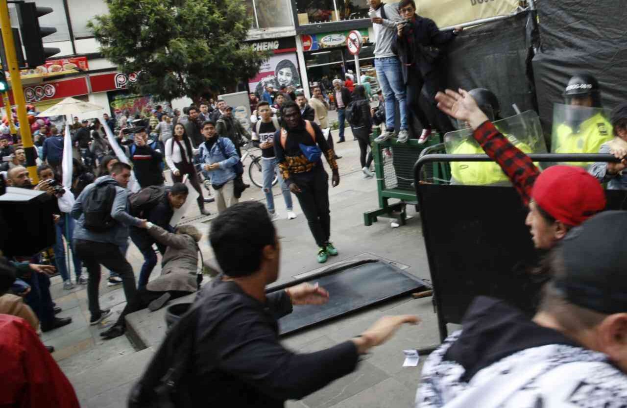 En varias ocasiones han intentado pasar el cordón de seguridad del Palacio de Justicia, pero las autoridades mantuvieron el orden. Foto: Guillermo Torres Reina