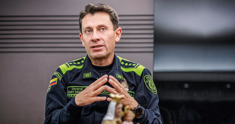 El general Henry Sanabria, director nacional de la Policía, le contó a SEMANA que en su institución realizan exorcismos contra el mal.