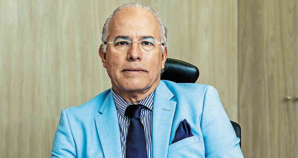 Nacido en Cali hace 63 años, Isaza se rodea de gente que le guste compartir riesgos.