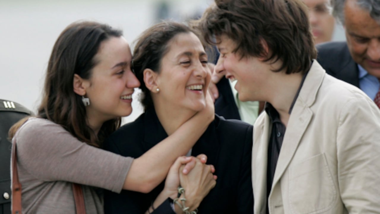 La franco-colombiana Íngrid Betancourt se reunió con sus hijos en el aeropuerto de Bogotá, a quienes no veía desde que fue secuestrada por las FARC hace cerca de siete años y quien fue liberada por el Ejército de Colombia.
Betancourt, quien vestía un traje sastre color negro y una blusa blaca, se reencontró con sus hijos Melanie y Lorenzo Delloye en la escalinata del avión. Los tres se mostraron felices y emocionados. Los hijos de la excandidata presidencial, quien fue plagiada en el 2002, llegaron a Colombia abordo de un avión del gobierno francés, acompañados por su tía Astrid y por el canciller de ese país europeo, Bernard Kouchner.