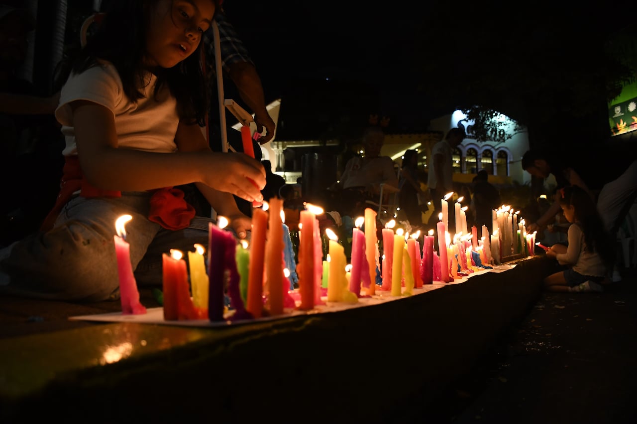 Cali: Familias unidas celebraron la noche de las velitas 7 de diciembre en Cali. foto José L Guzmán. El País
