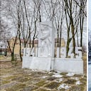 Ucrania fue uno de los países más castigados en la Segunda Guerra Mundial y lo recuerda con monumentos como este. A la derecha, la vía que conduce a Kiev, que está hoy tapada por la nieve, lo que agrava la situación de los ucranianos.