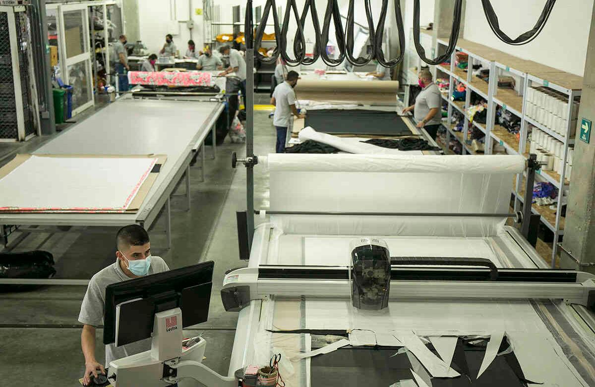 "Nuestra nueva línea permite que las personas se protejan cuando salgan a hacer el mercado, las compras o a la hora de trabajar", dijo Carolina Restrepo, directora de Innovación y Sostenibilidad de Maaji. Foto: David Estrada Larrañeta - SEMANA