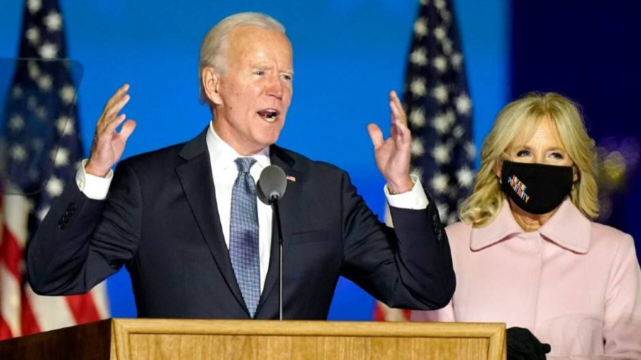 Mientras Biden hablaba, se supo que el jefe de gabinete de Trump, Mark Meadows, había dado positivo al virus.