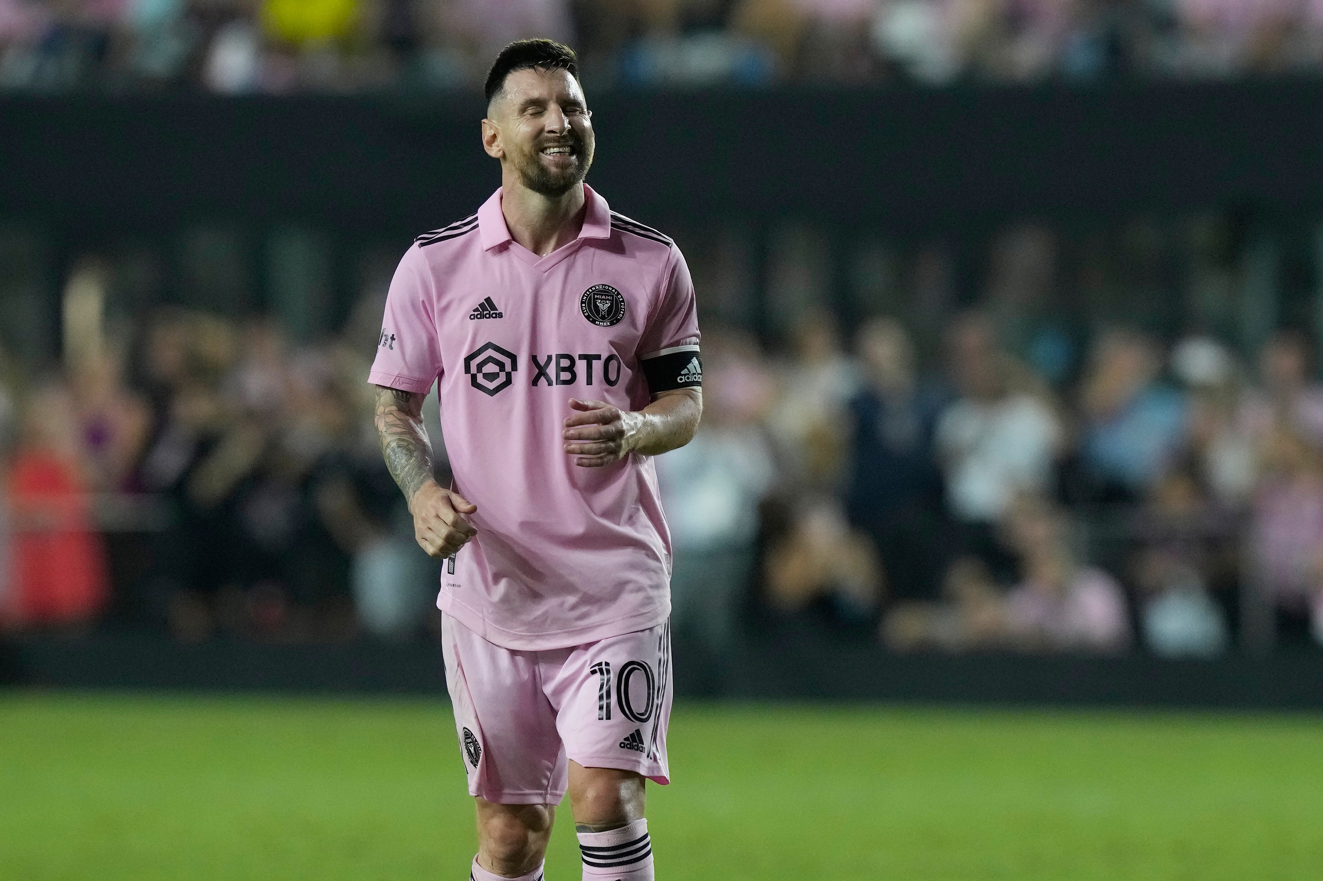 El argentino Lionel Messi, del Inter Miami, sonríe tras errar un tiro libre en el encuentro del miércoles 30 de agosto de 2023, ante Nashville (AP Foto/Marta Lavandier)
