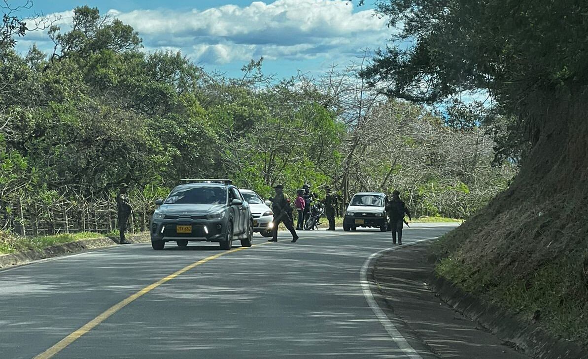 Denuncias de ciudadanos dan cuenta de un retén ilegal de las disidencias de las Farc entre Piendamó y Silvia, en el Cauca.