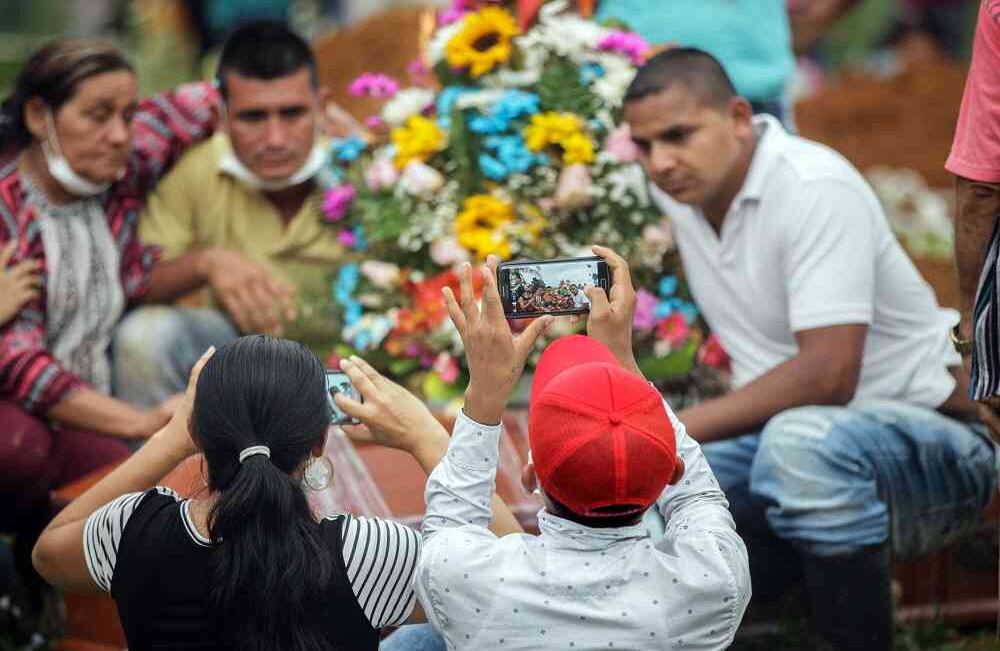 Familiares de las victimas de la avalancha que el pasado 31 de marzo mató a por lo menos 262 personas, se toman una foto en medio del dolor que representa despedir a sus seres queridos, en el Parque Cementerio la Ascensión Normandía, en Mocoa, Putumayo, el lunes 3 de abril de 2017, luego que la noche del 31 de marzo el desbordamiento de los ríos Mocoa, Mulato y Sangoyaco, arrasaran con todo a su paso. Foto: Carlos Julio Martínez / Enviado Especial de Semana