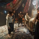 Cien Años de Soledad S1. (L to R) Jerónimo Barón as Aureliano niño, Marco Antonio González as José Arcadio Buendía. Cr. Mauro González /Netflix © 2024 | Shot of the afternoon where Jose Arcadío Buendía takes his son, a young Colonel Aureliano Buendía to discover ice, brought to Macondo by the gypsies.