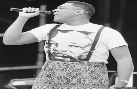 El rostro de Mandela se convirtió en el símbolo de la campaña mundial contra el apartheid. En esta foto se observa al comediante inglés Lenny Henry en un concierto celebrado en Londres en 1988 para conmemorar el cumpleaños número 70 de Mandela, quien seguía en prisión.