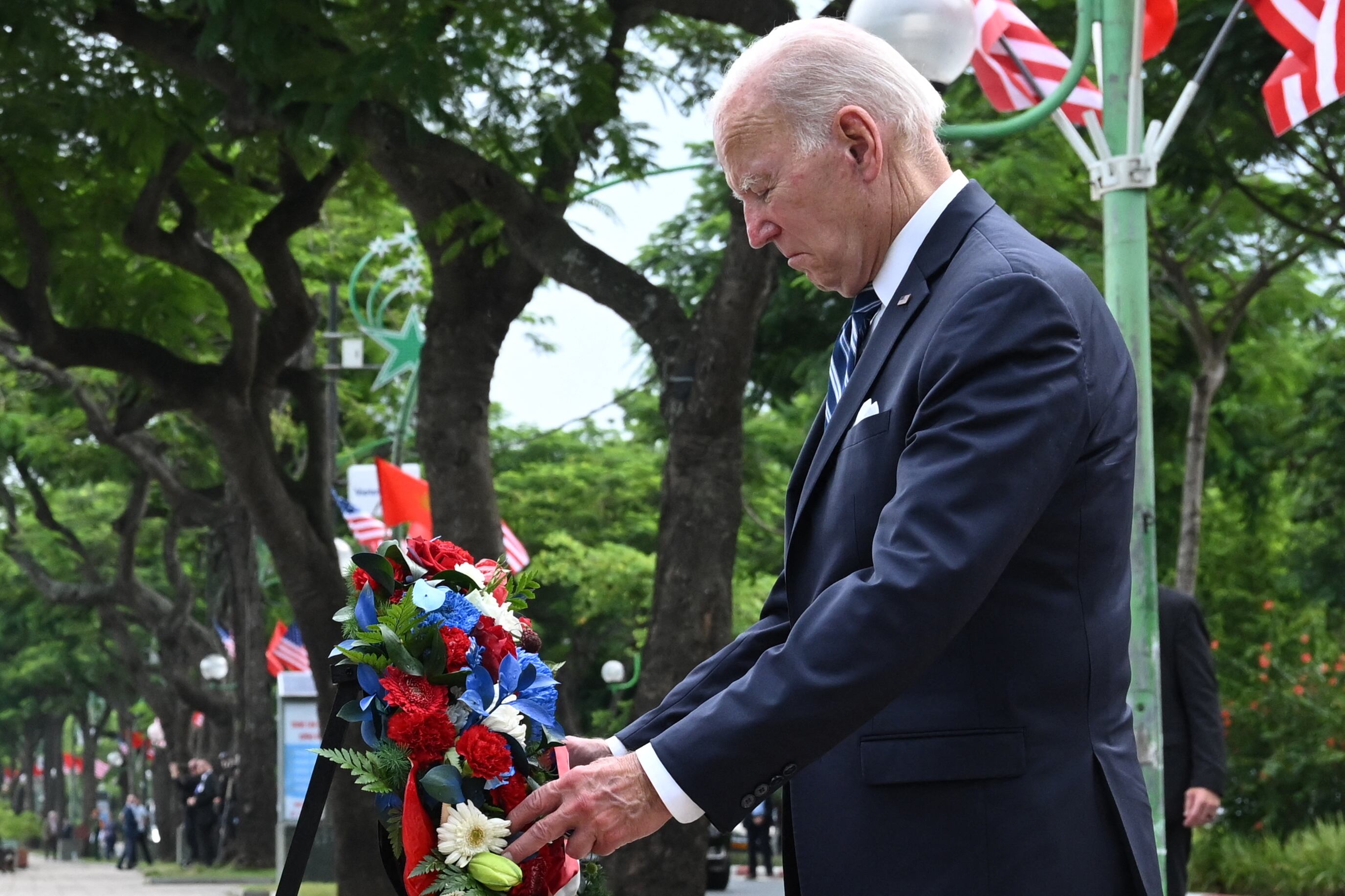 El presidente estadounidense Joe Biden visita el monumento a John Sidney McCain III en Hanoi el 11 de septiembre de 2023.