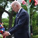 El presidente estadounidense Joe Biden visita el monumento a John Sidney McCain III en Hanoi el 11 de septiembre de 2023.