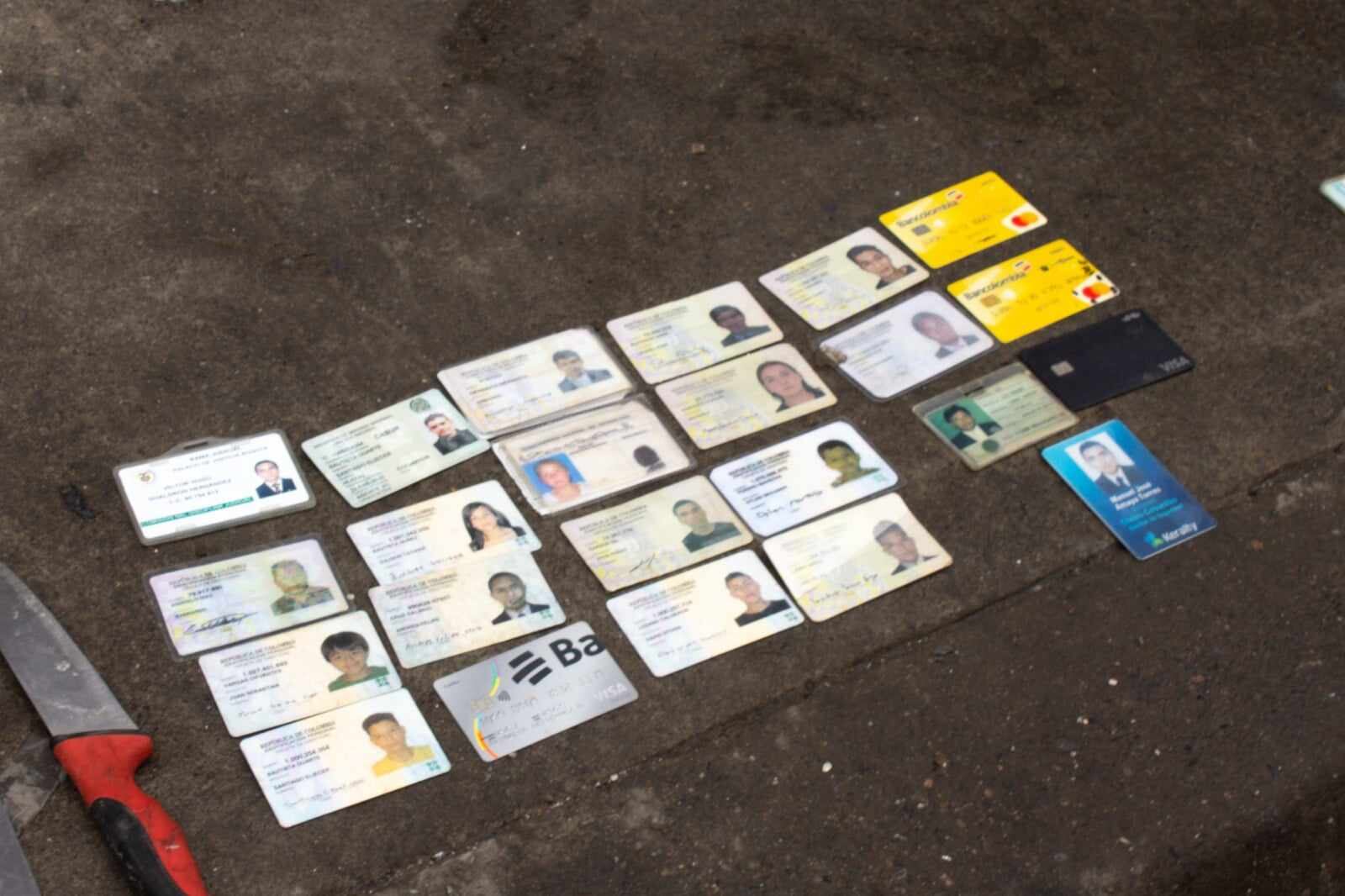 Cédulas y tarjetas de créditos incautadas