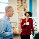 Un grupo de compañeros se toma un descanso del trabajo para tomar un café juntos en la oficina.