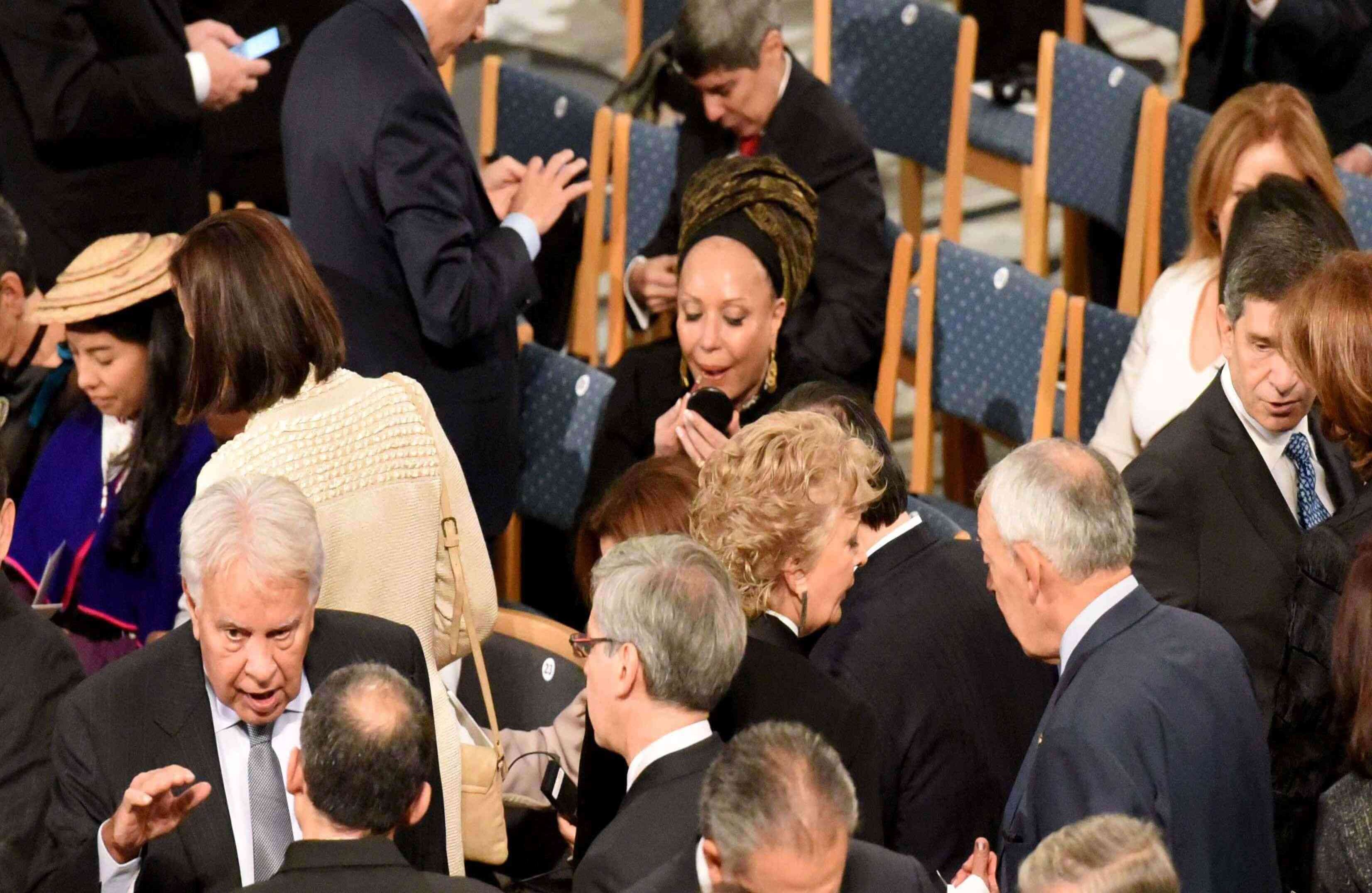 La exsenadora Piedad Córdoba, últimos retoques antes de la ceremonia. 