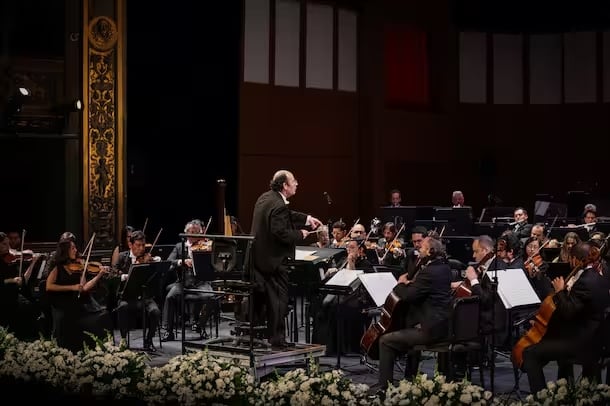 Luis Gabriel Biava, hijo del maestro Luis Biava Sosa, quien fue director titular de la Orquesta, fue el encargado de dirigir la velada.