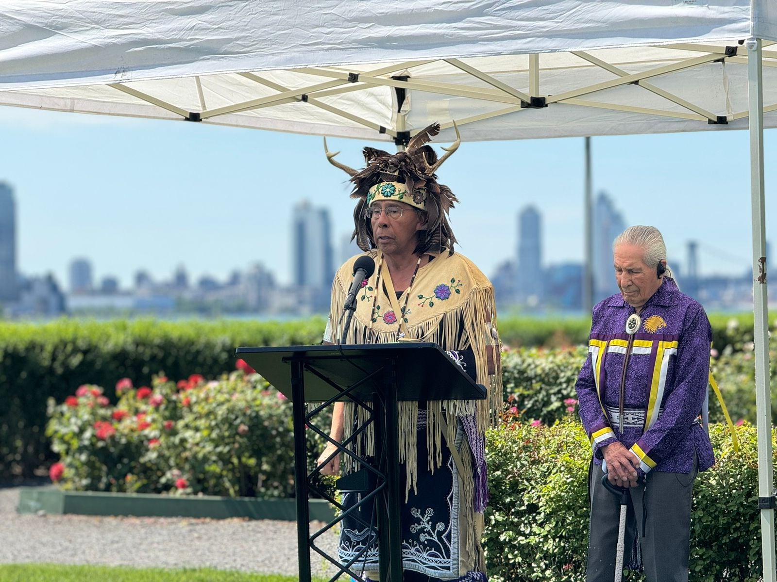 Este señor se llama Sidney Hill, miembro de una de las seis naciones originarias de Norteamérica