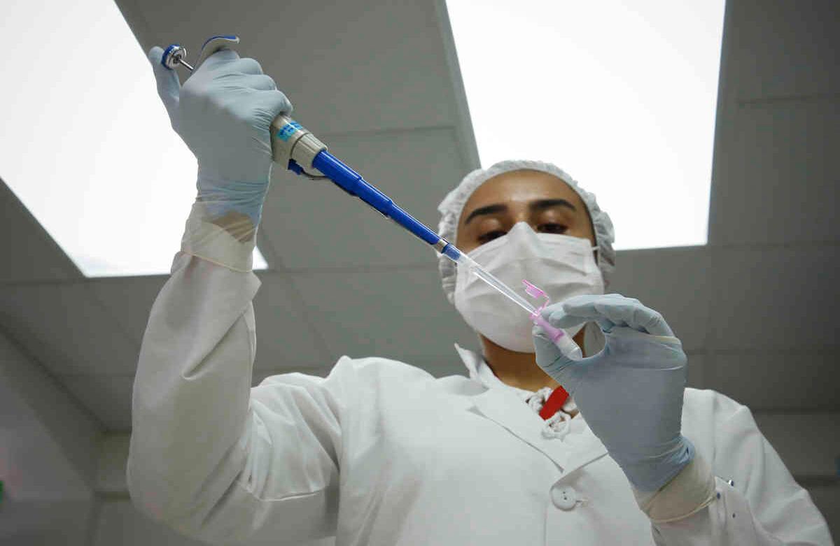 Durante el mes y medio que el país lleva combatiendo el Coronavirus, el Instituto Nacional de salud ha procesado alrededor de 52 mil pruebas para confirmar o descartar casos. Cortesía Universidad El Bosque Foto: Guillermo Torres.