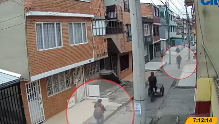 La presunta delincuente persiguiendo al adulto mayor que lucía un sombrero.