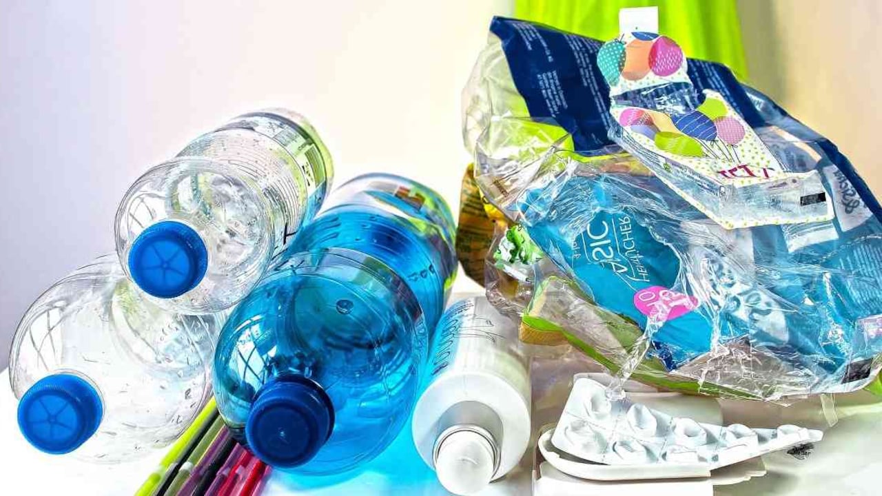 La propuesta Visión 30/30: gestión de envases y empaques apunta a que estos materiales no vayan a contaminar el ambiente. Foto: Pixabay