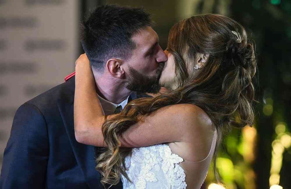 Lionel Messi junto con su esposa, Antonela Rocuzzo. Foto: AP