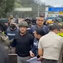 Protegido por las autoridades ante la presencia masiva de personas en la frontera, fue recibido el hijo de 'El Alacrán'.