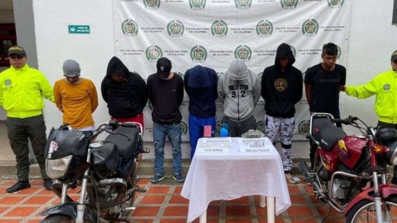 Durante las diligencias judiciales las autoridades incautaron 806 gramos de marihuana, 121 gramos de cocaína, 617.000 pesos en efectivo, dos teléfonos celulares y dos motocicletas.