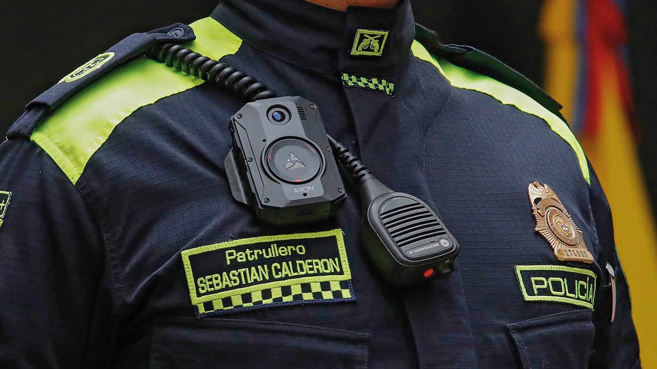 Imagen de policía de Colombia luciendo le uniforme.