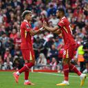 Luis Díaz siendo sustituido por Cody Gakpo en el partido contra Nottingham Forest