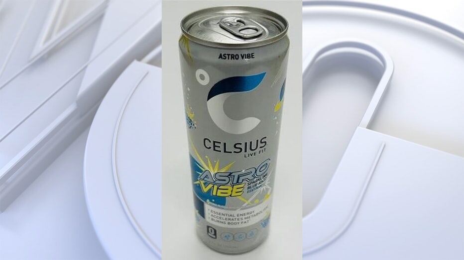 Lata de Celsius con tapa plateada y diseño del sabor Blue Razz, incluida en el retiro voluntario.