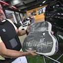 A mano y con máquinas, cubren cualquier orificio por el que se pueda colar un proyectil y acabar con la vida del conductor o sus pasajeros, como sucede con cada vez mayor frecuencia en Ecuador.