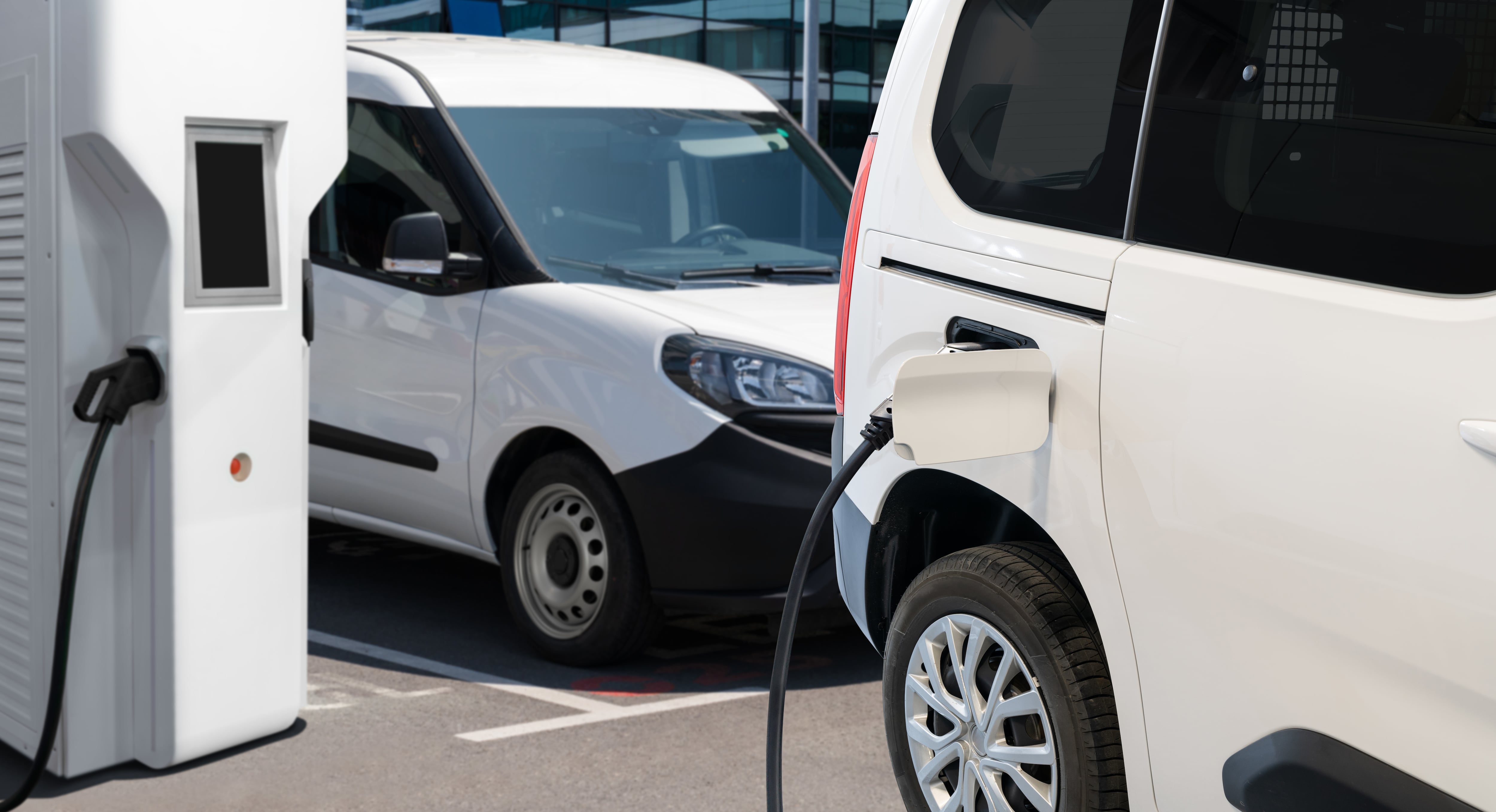 La carga inalámbrica para carros eléctricos es una realidad, pero aún no está masificada.