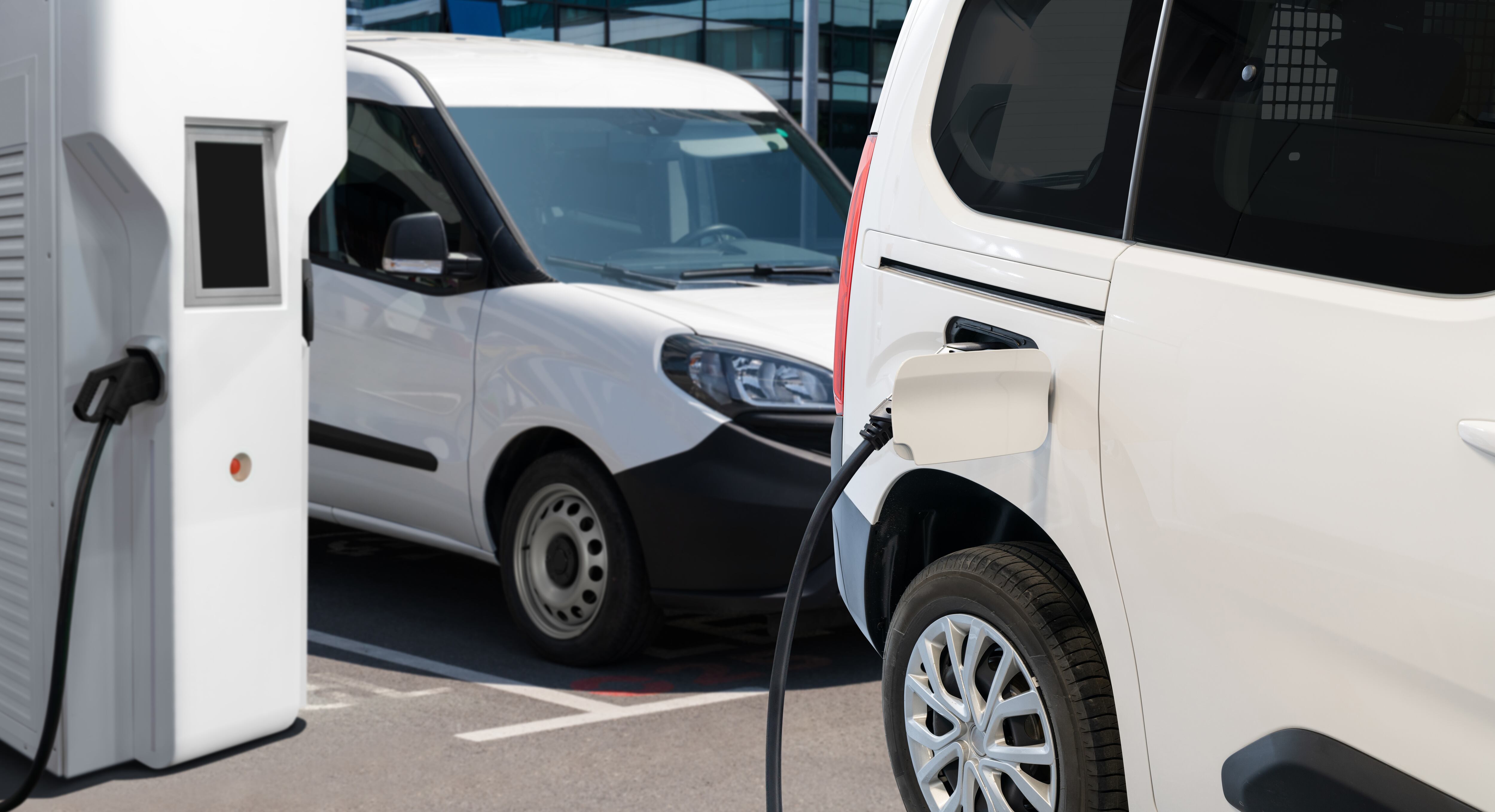 La carga inalámbrica para carros eléctricos es una realidad, pero aún no está masificada.