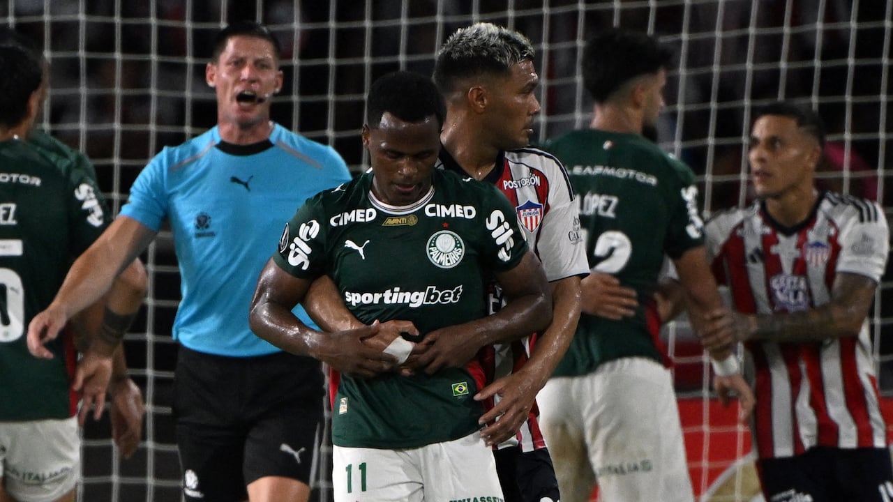 Jhon Arias siendo abrazado por Teófilo Gutiérrez en medio de un juego de Copa Libertadores 2026