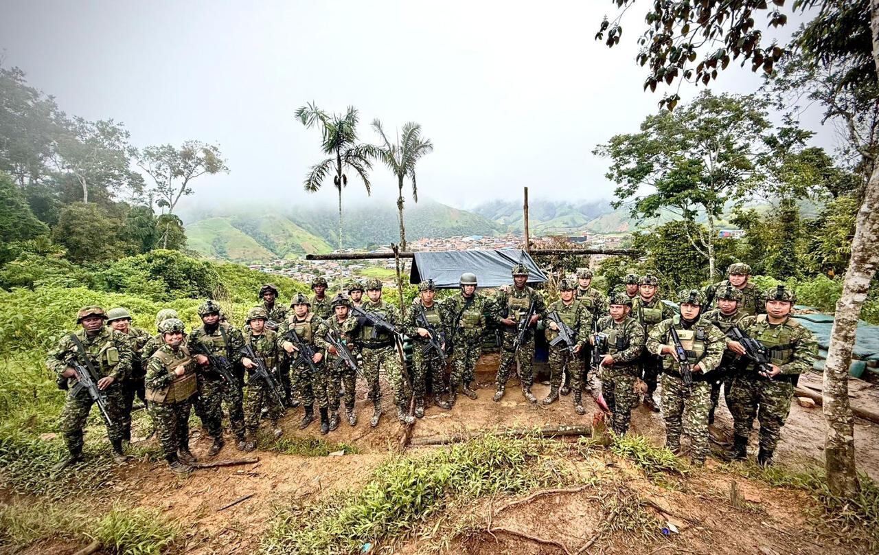 Según el ministro de Defensa, Pedro Sánchez, hace un año la Operación Perseo logró desplazar a la disidencia de Iván Mordisco de El Plateado, en el municipio de Argelia, Cauca. Foto: Ejército Nacional / El País.