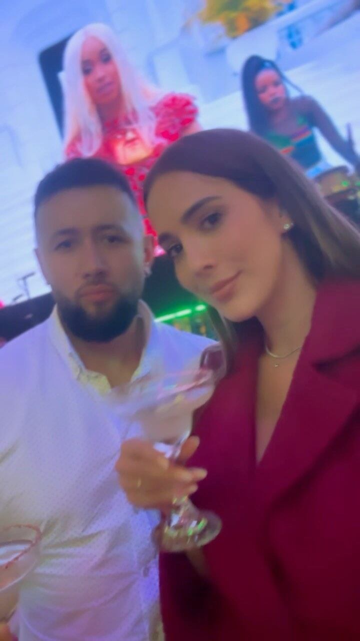 Los novios se vieron muy cómodos en outfits fuera de lo común para una boda. Foto: Instagram @violetabergonzi.