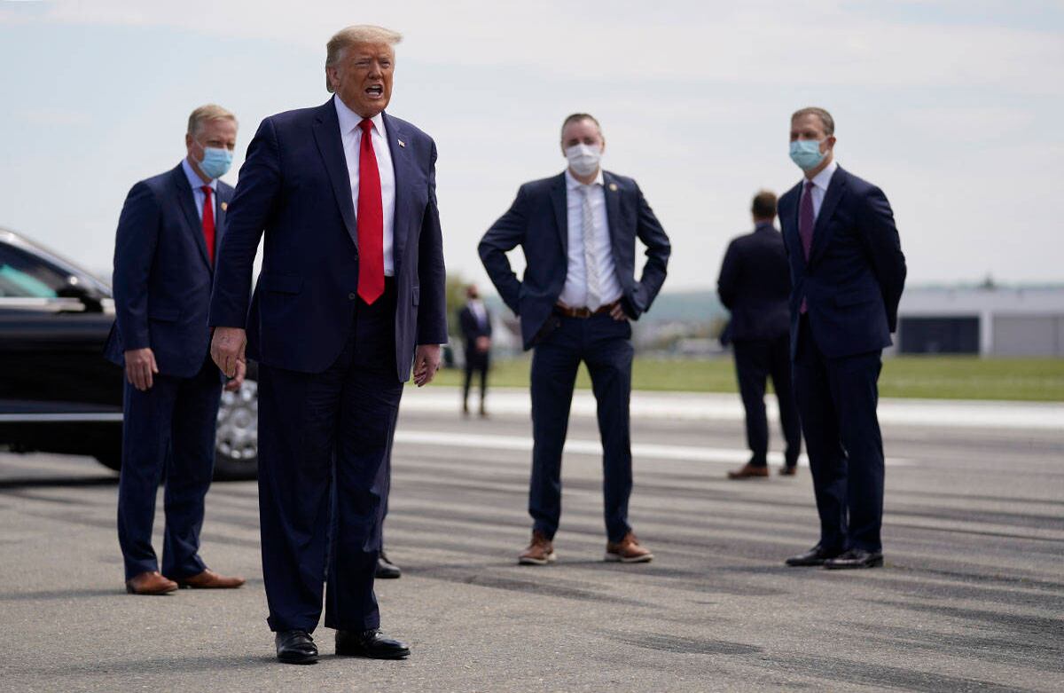 El presidente Donald Trump habla después de salir del Air Force One, en el Aeropuerto Internacional Lehigh Valley, en Allentown, Pensilvania, el 14 de mayo. Foto: Evan Vucci/ AP. 