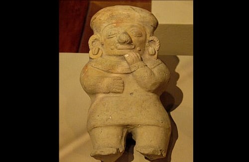 Figurina antropomorfa de la cultura Tumaco, con dos mil años de antigüedad. Su novedad radica en que se producía por moldes, en serie, a diferencia de la manufactura individual de otras culturas. 