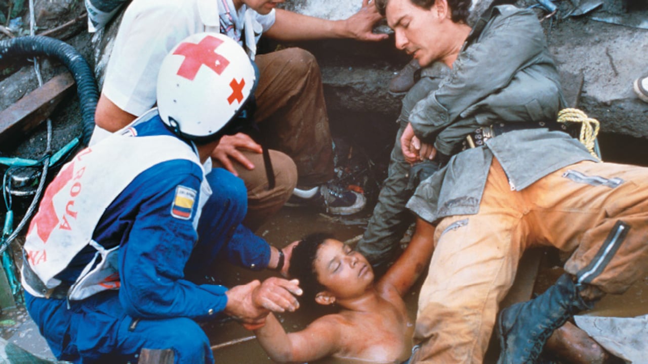 OMAYRA, EL SÍMBOLO La historia de Omayra Sánchez, una niña de 12 años que quedó atrapada en el lodo y murió ante los ojos del mundo, quedó en la memoria colectiva como el reflejo de la impotencia de un país devorado por la catástrofe.