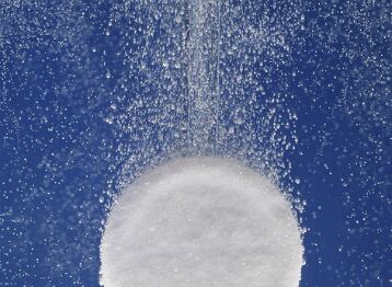 Los medicamentos solubles y efervescentes tienen bicarbonato de sodio para lograr las burbujas y que sea soluble.