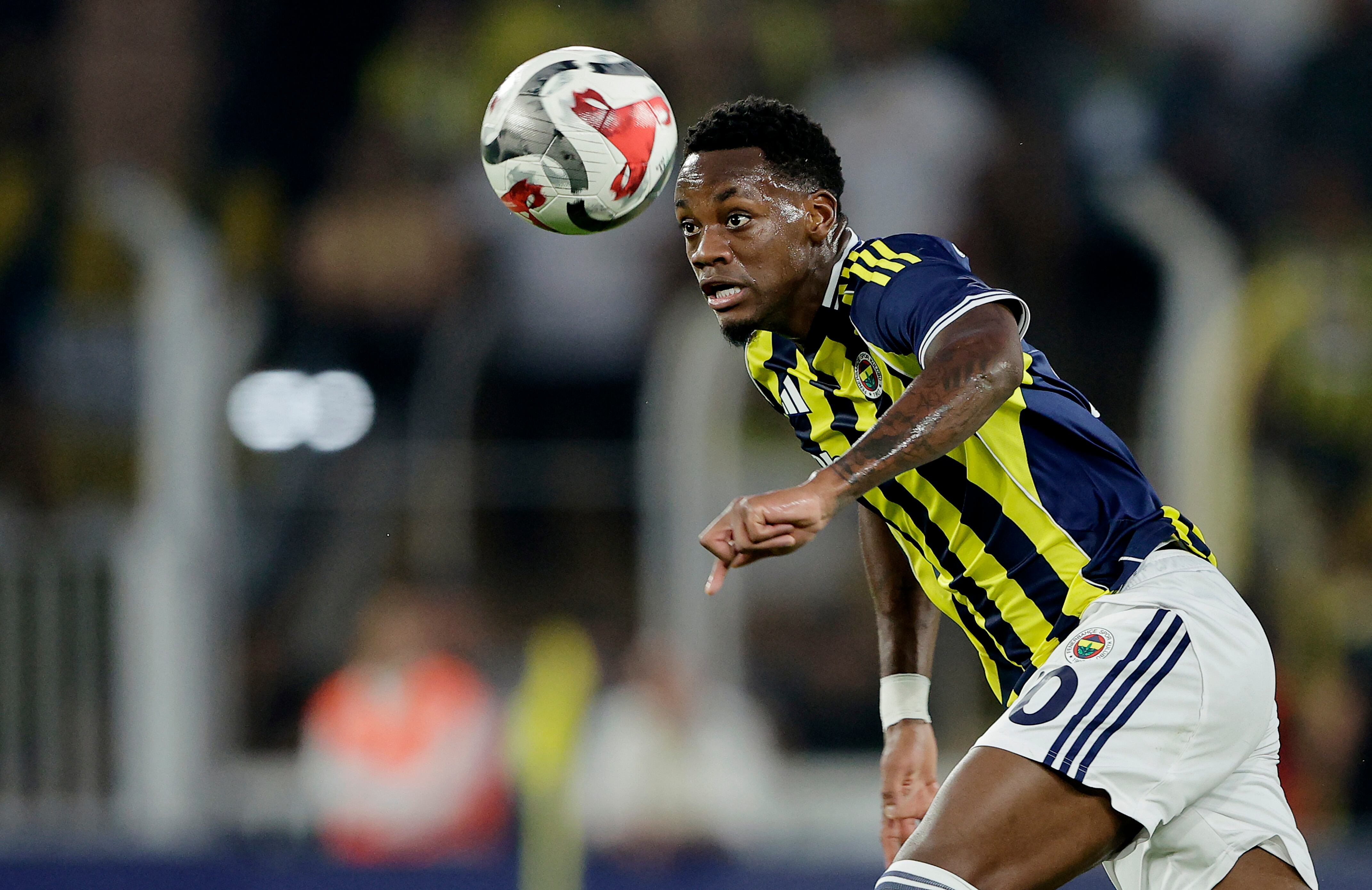 Jhon Durán en partido oficial con su actual equipo: Fenerbahçe.