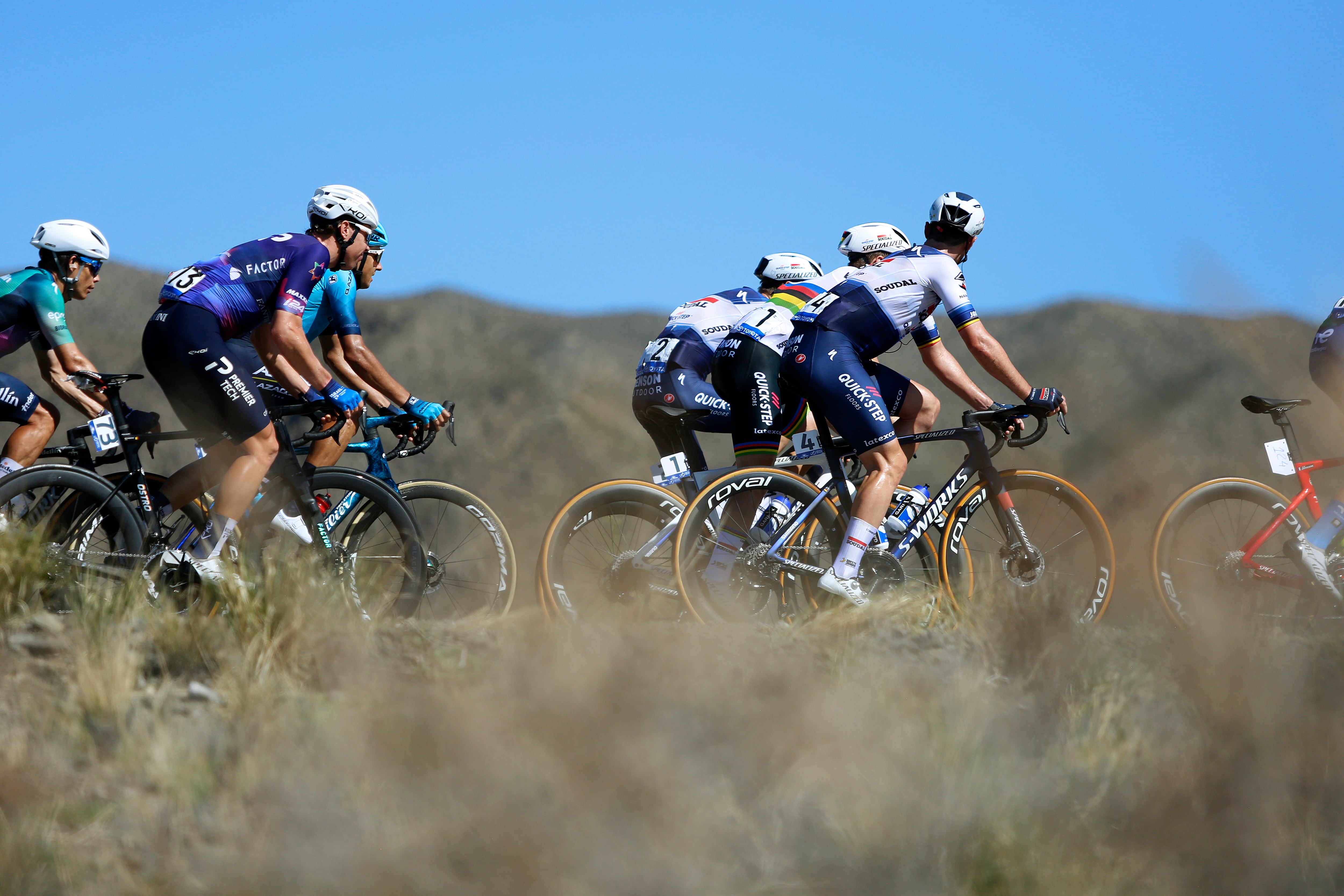 Pelotón en la Vuelta a San Juan.